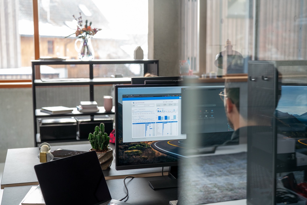 Arbeitsplatz bei beFRANZ in Dornbirn mit Analyse Dashboard